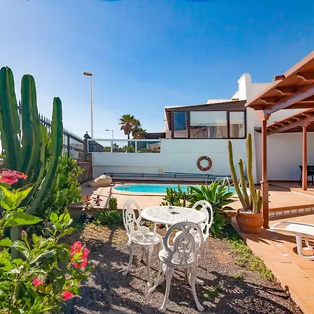 Villa Tías